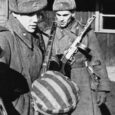 Soldater ur Röda Armén befriar människor i Auschwitz.