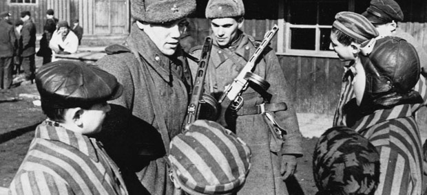 Soldater ur Röda Armén befriar människor i Auschwitz.